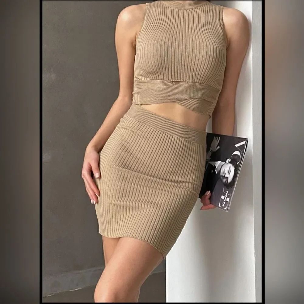 New two piece crop top skirt set. Size Large. NWT